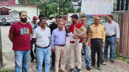 नाहन: बैडमिंटन खिलाड़ियों ने अपनी मांगों को लेकर डीसी सिरमौर प्रियंका वर्मा को सौंपा ज्ञापन
