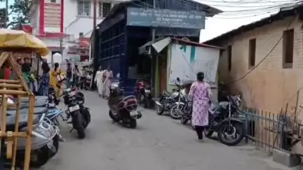 पौड़ी: जिला पंचायत कार्यालय के समीप बीच सड़क पर स्कूटी खड़ी करने से लगा जाम, पुलिस ने स्कूटी हटाकर मार्ग को किया सुचारू