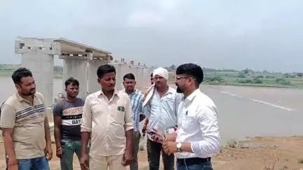 इंदरगढ़: मणिखेड़ा डैम से नदी में छोड़ा गया 500 क्यूमेक्स पानी, तहसीलदार ने ग्रामीणों से की नदी से दूर रहने की अपील