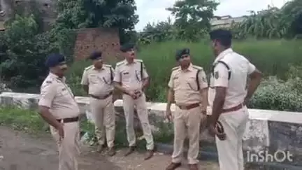शिवहर: मुहर्रम पर्व को लेकर एसपी शैलेश कुमार सिन्हा ने लचका पुल के पास विधि व्यवस्था का जायजा लिया