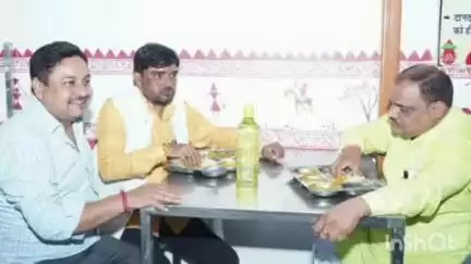 बेमेतरा: बेमेतरा के श्री राम मंदिर परिसर में संचालित श्री राम रसोई में सांसद एवं विधायक ने किया भोजन