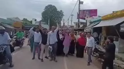 बदायूं: बदायूं शहर में अमर ज्योति कंपनी के निवेशकों ने कार्रवाई की मांग को लेकर निकाला जुलूस