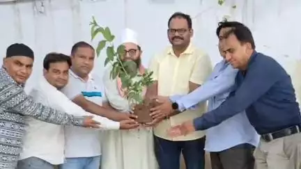 बरेली: मस्जिद नोमहला शरीफ़ परिसर में हुआ हुसैनी पौधरोपण, कर्बला के शहीदों की याद में लगाए गए फलदार पेड़