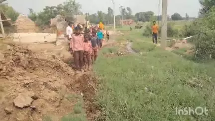 अमृतपुर: विरसिहपुर गांव में स्कूली बच्चों के निकलने के लिए नहीं है कोई रास्ता, कीचड़ से गुजर रहे ग्रामीण निर्माण नहीं होने देते
