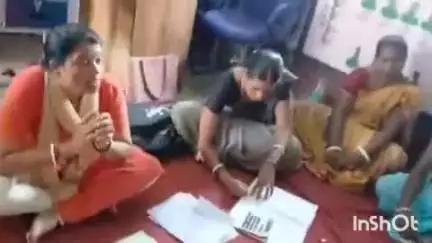 चतरा: जेएसएलपीएस के तहत छः घरवा सीएलएफ कार्यालय में सक्रिय महिलाओं की मासिक बैठक हुई