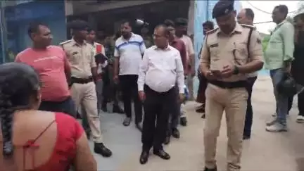 औरंगाबाद: सदर अस्पताल के नवनिर्मित भवन के मुंशी पर भड़के डीएम, कहा- दो दिन में ग्राउंड फ्लोर खाली नहीं हुआ तो होगी प्राथमिकी
