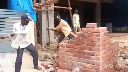 కరీంనగర్: నడిరోడ్డు మీద ఉన్న డ్రైనేజీ పై బాత్ రూం నిర్మించిన బాత్రూం ను కూల్చివేసిన కరీంనగర్ మున్సిపల్ అధికారులు