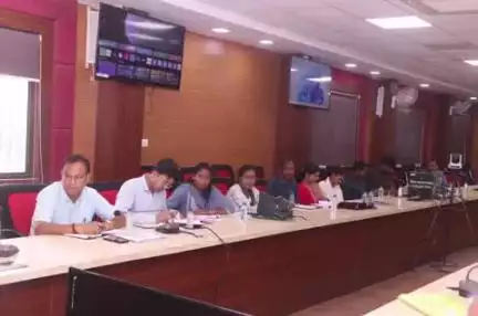 सूरजपुर: हर घर जल योजना के अंतर्गत पूर्ण कार्यों को पंचायतों को हैंड ओवर करें: कलेक्टर