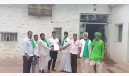 ಗುಳೇದಗುಡ್ಡ: ಗುಳೇದಗುಡ್ಡ : ಹತ್ತಿ ಬೀಜ ಕಂಪನಿ ವಿರುದ್ಧ ಕ್ರಮಕ್ಕೆ ರೈತರ ಆಗ್ರಹ : ಪಟ್ಟಣದ ತಾಲೂಕು ಕೃಷಿ ಅಧಿಕಾರಿಗೆ ಮನವಿ ಸಲ್ಲಿಕೆ