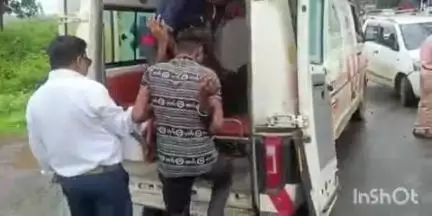 सोहागपुर: कोनी तिराहे के पास तेज रफ्तार कार ने ऑटो को मारी टक्कर, 4 लोग घायल, पुलिस मौके पर