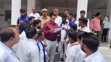 बस्ती: यूपी में विद्यालयों के मर्ज पर राजनीति तेज, आसपा ने विरोध में सौंपा ज्ञापन