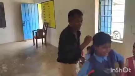वाड्रफनगर: पशुपतिपुर में शराब के नशे में शिक्षक ने बच्चियों के साथ स्कूल में किया डांस