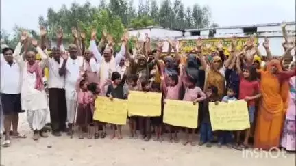 कुरावली: नगला खुशाली ने सरकारी विद्यालयों को मर्ज किए जाने का ग्रामीणों ने किया विरोध प्रदर्शन #jansamasya