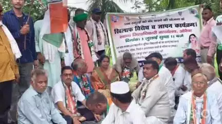 औरैया: विद्यालय मर्ज को लेकर तेज हुई राजनीति, आम आदमी पार्टी के बाद कांग्रेस ने खोला मोर्चा, ककोर मुख्यालय पर प्रदर्शन