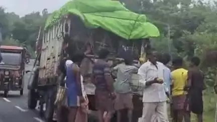 जामा: सिलिया पहाड़ी के पास ट्रक की टक्कर से आम से लदी पिकअप वैन दुर्घटनाग्रस्त, चालक बाल-बाल बचे, आम की लूट