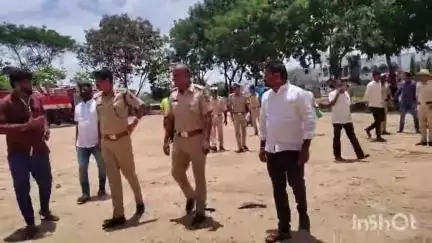 ಮಸ್ಕಿ: ನಗರ ಪೊಲೀಸ್ ಠಾಣೆಯಲ್ಲಿ ವಿಶ್ವ ಪರಿಸರ ದಿನಾಚರಣೆ ಸಸ್ಯ ನೆಡುವ ಮೂಲಕ ಕಾರ್ಯಕ್ರಮಕ್ಕೆ ಚಾಲನೆ ನೀಡಿದ ಎಸ್ ಪಿ ಪುಟ್ಟಮಾದಯ್ಯ