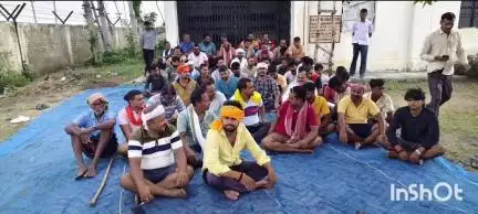 बलिया: खराब बिजली व्यवस्था के खिलाफ उपभोक्ताओं ने कैथवली उपकेंद्र पर ताला जड़कर किया धरना प्रदर्शन