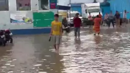 नवादा: नवादा के सदर अस्पताल में जल जमाव के कारण आम लोग परेशान, सभी स्थान पर पानी ही पानी
