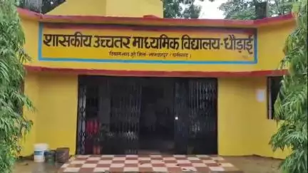 नारायणपुर: छत से टपकता पानी छात्रों की पढ़ाई में बाधा बना, धौड़ाई के हाई स्कूल में विद्यार्थी परेशान #jansamasya