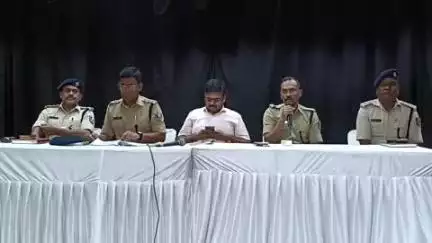 बिहार: अनुमंडल पदाधिकारी और सदर डीएसपी ने मोहर्रम को लेकर टाउन हॉल में दंडाधिकारियों व पुलिस पदाधिकारियों को किया ब्रीफिंग