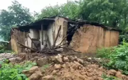 ତଲସରା: ଲଗାଣ ବର୍ଷା ପ୍ରଭାବରେ ବାଲିଶଙ୍କରା ବ୍ଳକର ଗାଇଡେଗା ଗ୍ରାମ ରେ ଭାଙ୍ଗିଲା ଘର