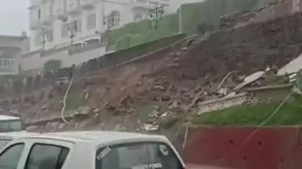 अजमेर: अजमेर में बारिश के कारण भागचंद की कोठी की दीवार भरभरा कर गिरी, बाल-बाल बचे बच्चे