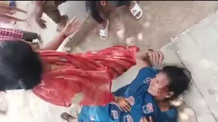 हमीरपुर: सुमेरपुर कस्बे में गड्ढे में गिरी बाइक, मां-बेटा हुए घायल