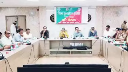 बहराइच: विकास भवन सभागार में डीएम की अध्यक्षता में जिला पर्यावरण समिति की बैठक संपन्न, 75 लाख पौधे रोपित किए जाएंगे