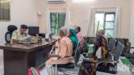 नवादा: समाहरणालय स्थित पुलिस कार्यालय में पुलिस उपाधीक्षक (मु०) ने जनता दरबार का आयोजन किया, फरियादियों की उमड़ी भीड़