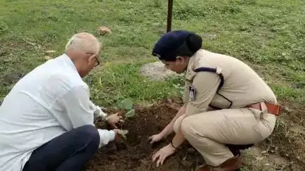 मऊगंज: मऊगंज में कलेक्टर-एसपी ने चलाया 'एक पेड़ माँ के नाम' अभियान, पुलिस कंट्रोल रूम परिसर में किया वृक्षारोपण