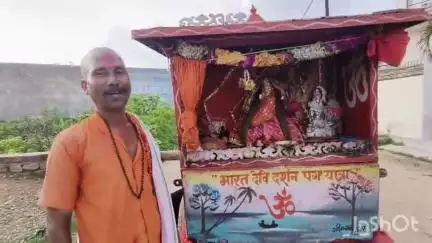 मानिकपुर: ढाई महीने की पैदल यात्रा कर बैलगाड़ी वाला रथ लेकर मानिकपुर पहुंचे दो संत, मैहर पहुंचकर पूरी होगी यात्रा
