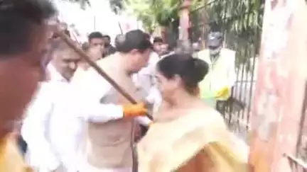 हरिद्वार: हरकी पैड़ी पहुंचे मुख्यमंत्री ने हाथों में झाड़ू लेकर घाटों की सफाई की, छोटे बच्चों और सफाईकर्मियों के साथ फोटो खिंचाई