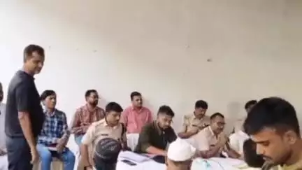 मधुपुर: मधुपुर थाना परिसर में मोहर्रम पर्व को लेकर शांति समिति की बैठक हुई