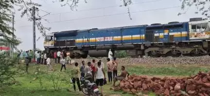 मूंडवा: मूंडवा में कर्जदाताओं की धमकी से परेशान शिक्षक ने आत्महत्या की, ट्रेन के सामने लगाई छलांग