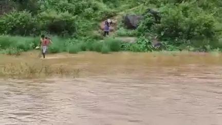 ప్రమాదకరంగా వాగు దాటుతున్న కోసంగి గ్రామ గిరిజనులు...