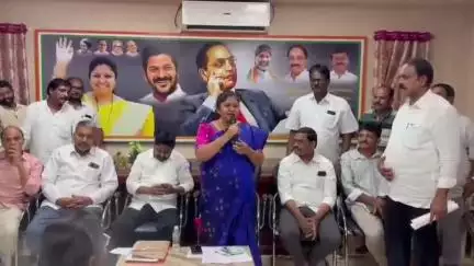 సత్తుపల్లి: సత్తుపల్లి ఎమ్మెల్యే క్యాంపు కార్యాలయం వద్ద ఇందిరమ్మ లబ్ధిదారులకు ఇందిరమ్మ ఇల్లు పట్టాలు పంపిణీ ఎమ్మెల్యే మట్ట రాగమయి