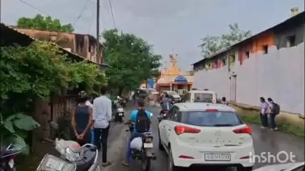 નવસારી: દશેરા ટેકરી પાસે બે આખલા  બાખડયા ટ્રાફિક જામના દ્રશ્યો સર્જાયા જીવના જોખમે ત્યાંથી પસાર થવા મજબૂર