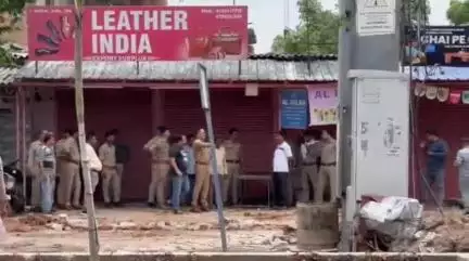 कानपुर: जाजमऊ के सरैया चौराहे पर डॉट नाल टूटने से टावर एक तरफ झुका, पुलिस ने आसपास की दुकानों को कराया बंद