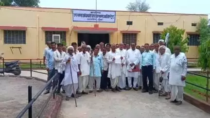 लालसोट: बड़ेखन में चारागाह से अतिक्रमण हटवाने व अवैध शराब की दुकान को हटवाने की मांग को लेकर SDEM को सौंपा ज्ञापन#jansmasya