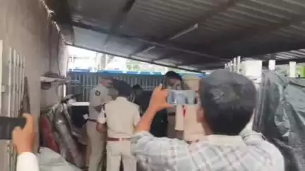 శ్రీకాకుళం: పలాస రైల్వే స్టేషన్ లో జి ఆర్ పి ఎస్ ఐ షరీఫ్ ఆధ్వర్యంలో మత్తు పదార్థాల రవాణాపై తనిఖీలు నిర్వహించిన పోలీసులు