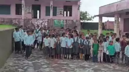 कुशलगढ़: बियापाडा राजकीय उच्च माध्यमिक विद्यालय में टीचर की कमी के कारण स्कूल गेट पर लगाया ताला, छात्रों ने किया धरना प्रदर्शन