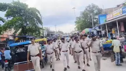 मुहर्रम पर्व को लेकर अपराध तथा विधि व्यवस्था बनाये रखने हेतु जदिया थाना अंतर्गत फलैग मार्च किया जा रहा है।