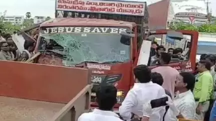 ఎర్రవరం జాతీయ రహదారిపై రోడ్డు ప్రమాదం క్యాబిన్లో చిక్కుకున్న డ్రైవర్