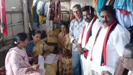 பொள்ளாச்சி: நகர் பகுதியில் வீடு வீடுடாக சென்று, ஓரணியில் தமிழ்நாடு பரப்புரையை தீவிரமாக செயல்படுத்தி வரும் திமுகவினர்