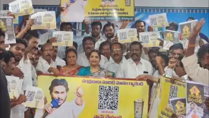 గోరంట్లలో 'చంద్రబాబు షూరిటీ వెన్నుపోటు గ్యారెంటీ' QR కోడ్ పోస్టర్‌ను ఆవిష్కరించిన మాజీ మంత్రి ఉషశ్రీ