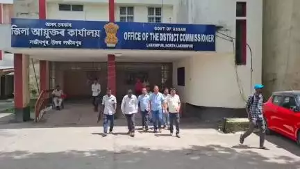 উত্তৰ লক্ষীমপুৰ: উচ্ছেদিত পৰিয়ালক পুনৰ সংস্থাপন আৰু ক্ষতিপূৰণ দিয়াৰ দাবীত নগৰত আয়ুক্তক স্মাৰক পত্ৰ প্ৰদান জিলা কৃষক মুক্তি সংগ্ৰাম সমিতিৰ