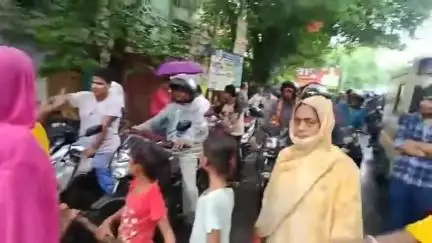 ময়না: বহিচবেরিয়া গ্রামে বেহাল রাস্তা, সংস্কারের দাবিতে রাজ্য সড়ক অবরোধ করল স্থানীয়রা #jansamasya
