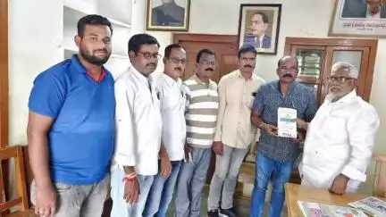 జగిత్యాల: TUWJA IJU  జర్నలిస్టుల 3 జిల్లా మహాసభలకు రావలసిందిగా మాజీ మంత్రి జీవన్ రెడ్డికి ఆహ్వాన పత్రికను అందేసిన జిల్లా నాయకులు