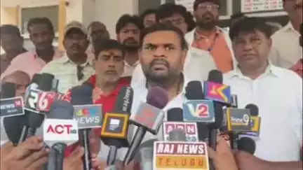 పట్టణంలోని బీసీ హాస్టల్‌లో నిర్లక్ష్యంగా వ్యవహరించిన హాస్టల్ వార్డెన్‌ను సస్పెండ్‌ చేసిన ఎమ్మెల్యే బొజ్జల సుధీర్ రెడ్డి
