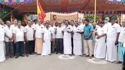 இராஜபாளையம்: இரண்டு அம்ச கோரிக்கைகளை வலியுறுத்தி இந்திய தேசிய ரியல் எஸ்டேட் நலம் சங்கத்தினர் ஜவகர் மைதானத்தில் ஆர்ப்பாட்டம்